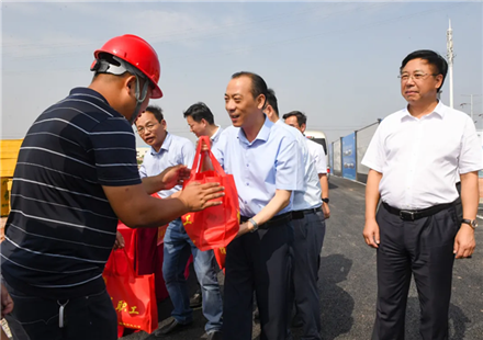 宜春市委书记于秀明深入游艇会高科宜春项目建设基地送清凉